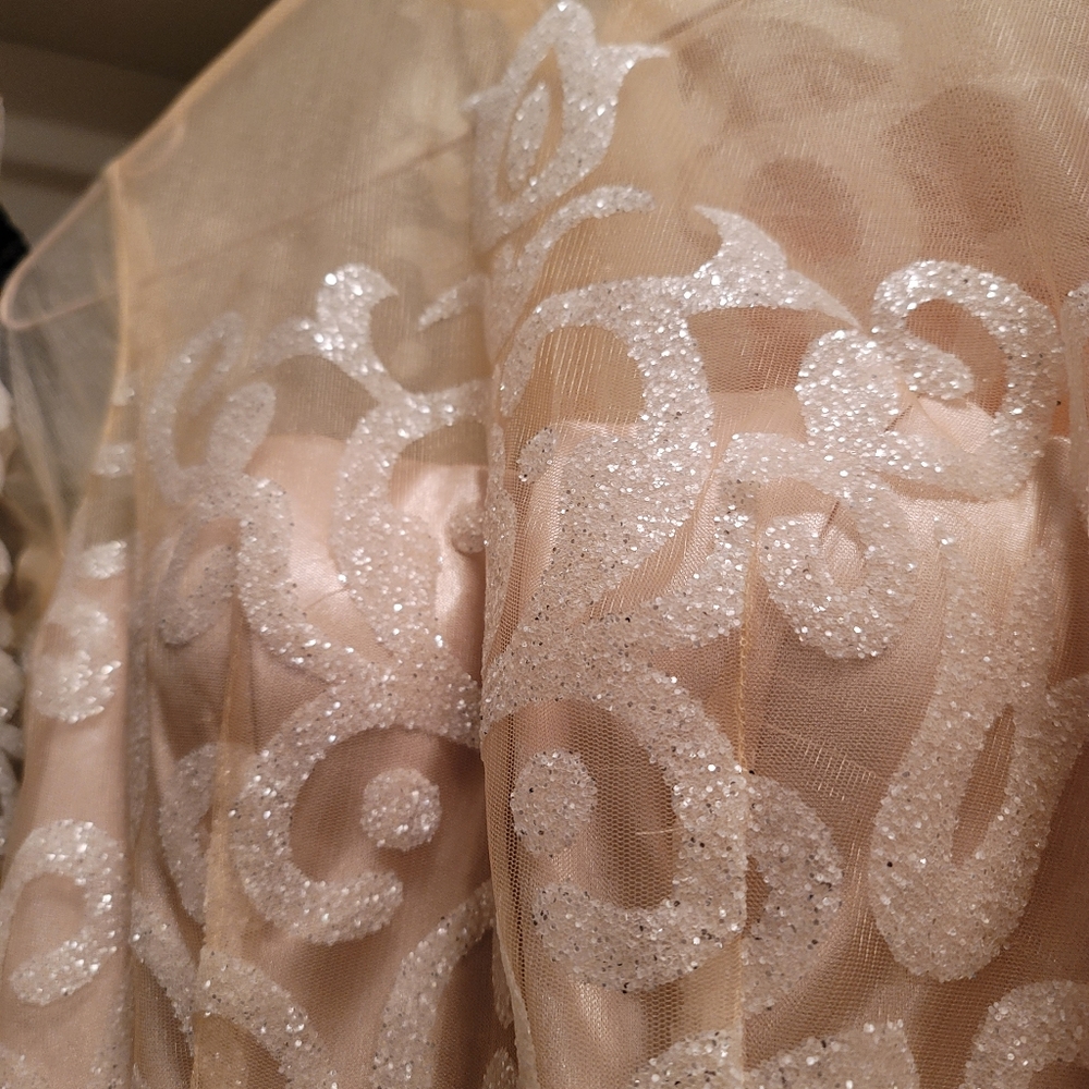 Gown - Picture 4 of 10